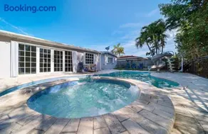 Pool House on the Water - Image 1
