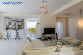 Infinity Villa with Pool, BBQ and Ping-Pong Table, 2km from the beach - Image 4