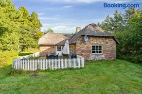 Charming Thatched Cottage Near North Sea - Image 1