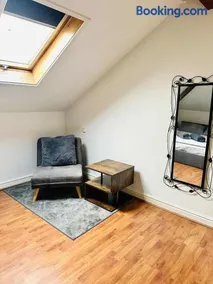 Stylish modern town-centre house, walk to station, Ideal for professionals & short stays - Image 3
