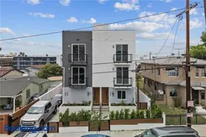 Modern Tri-Level Condo in Prime LA Rooftop View - Image 3