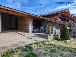 Gîte confortable près de la Cascade de la Beaume avec terrasses et parking privatif - Image 1