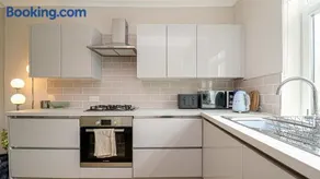 Modern And Cozy Apex Apartment - Image 2