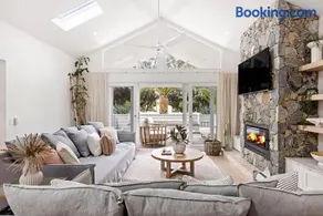The White House - Pet Friendly with Heated Swimming Pool - Image 2