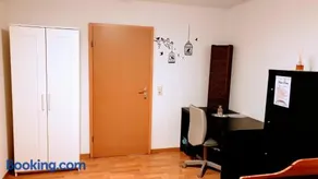 Budget rooms in Halle with shared bathroom & Free WiFi - Image 5