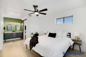 Lux Fun Zone Home - Sleeps 16 - Image 2