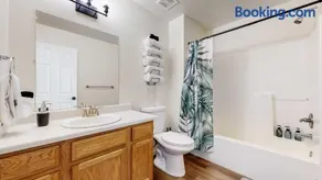 Convenient two bedroom near DIA - Image 4