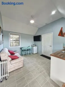 Cosy Quiet Retreat and Stunning Valley Views - Image 3