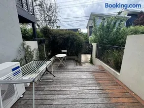 Warm 3beds Home with Yard and parking at Chinatown, CBD - Image 1
