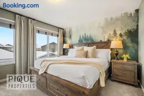 Wild Haven Retreat-HotTub-King Bed-Fireplace-BBQ - Image 2