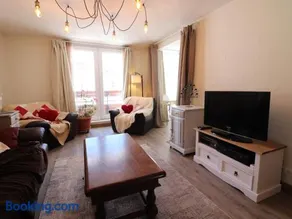 Apartamento renovado a pie de pistas, balcón, WIFI, 4 habitaciones - Image 1