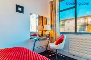 Rayleigh Retreat-Spacious Family 3 Bed Apartment - Image 4