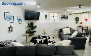 Safari Lodge - Close to Shopping Centre and Restaurants, Free Parking, Stylish and Amazing Artwork - Image 4