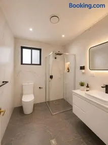 Spacious 5 Bedroom Home in Bankstown - Image 1