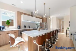 New 3Bed 2Bath Condo with Parking by United Center - Image 2