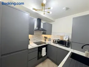 3BR, 5 Beds, Free Parking - Long Term Stay - Image 4