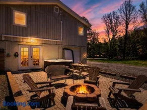 Sleeps 12 Hot Tub 5 Min to Lake Beach - Image 1