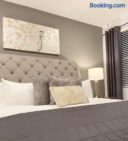 6 Bedroom Desert Retreat - Image 2