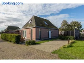 Family house on a small park with a large playing field - Image 1