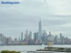 Luxury 2BR - Elevator-Gym-Laundry-10 Min to NYC - Image 1