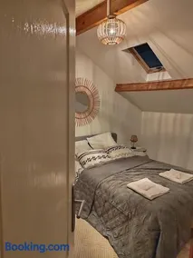 La RIVIERA maison avec rivière et jardin 35Mins de PARIS RER C à 600m pour Tour Eiffel ORLY airport 25km Restaurants et supermarchés proches - Image 2