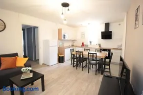 Les loges de Véro - RDC - Entièrement climatisé - Parking privé - Garage vélo moto - Rénové en 2025 - Classé 3 étoiles - 5 couchages - 2 ch - 1 canapé conv - WIFI - Boulangerie, petite restauration et restaurant à prox - À 5 mn du centre de Verdun - Image 4