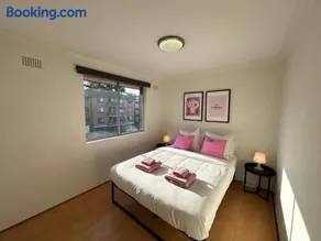 Cute & Light-filled Apartment - near Liverpool CBD - Image 3
