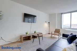 Incredible 1 BR Apt + Den @Crystal City With Gym - Image 5