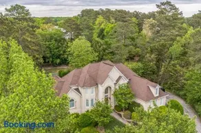 Elegant 5BR Retreat Pool & Yard - Image 1