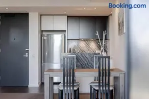 Elegant 2B2B Apt New Acton South w 2 side by side parkings - Image 2