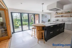 Modernised seven bedroom country house and garden with hot tub - Image 3