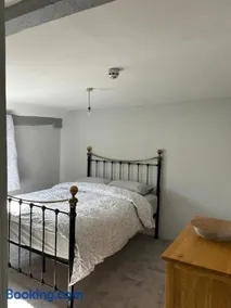 4 Bed Apartment The Windmill 16th Century Pub - Image 5