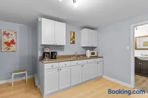 Cozy 2BR Loft Fast WiFi Parking - Image 3