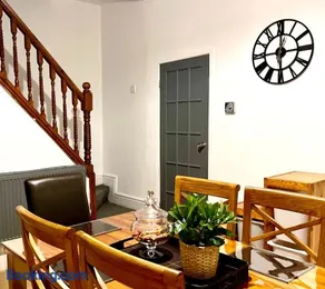 Cosy 3BDR In Levenshulme-Close To Manchester City Centre And Stockport Town- Free Parking- WiFi - Image 3