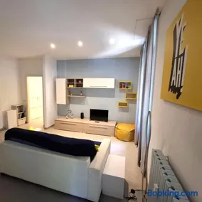Marche91 - Modern Apartment in Isola Area - Image 2