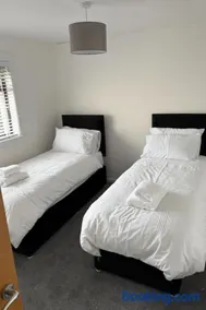 Ayr 2-Bed House Sleeps 4 with Garden & Parking - Image 5