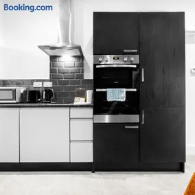 Spacious Apartment - Street Parking - Smart TV - Netflix 49G - Image 5