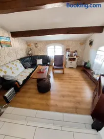 Maison de charme à Autignac avec vue sur jardin et montagne - Image 3