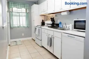 3-Bed Athens Getaway right near UGA with Pool and Parking and SmartTV - Image 3