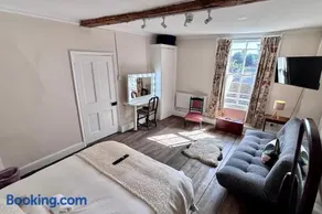 Gwynne House - Historic Riverside Rooms & Apartments in Hereford City Centre, Sleeps 1-16 - Image 3
