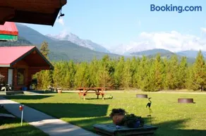 Twin Peaks Hotel Cabins - Image 2