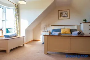 Hillside Cottage - Image 5
