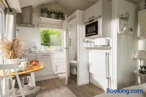 Woodland Art Studio - Cosy Woodland Studio with Private Hot Tub - Image 4
