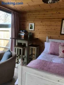 Self Contained Garden Studio with stunning views - Image 4