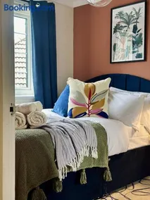 Stylish 3 Bedrooms-Free Parking-Sleeps 8 - Image 2