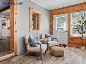 Woodland home with workspace and TV - Image 5
