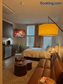 Elegant Suite at Marina-Venice Beach with Pool, Jacuzzi, GYM by Holisticā Retreats - Image 2