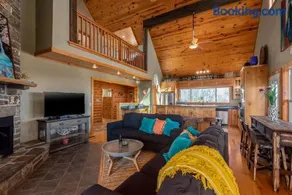 Ozark Retreat with Mountain Views Fire Pit & Deck - Image 4