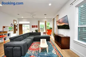 3BR 2BA, Luxury Bathroom, Rock Garden, Selfie Wall - Image 3