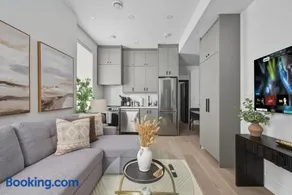Modern 2BR apartment with free parking sleeps 5 - Image 1